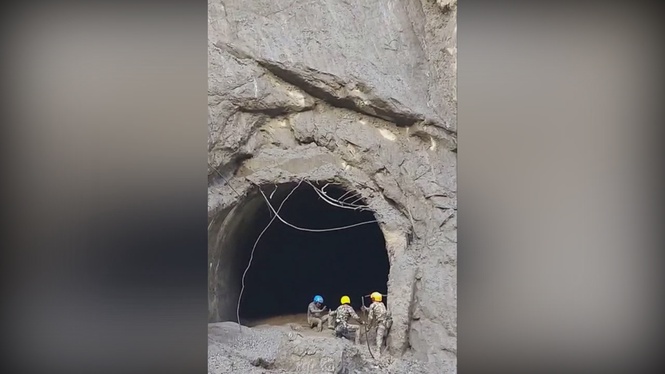 Image from: Nepal rescuers send air pipe into tunnel with trapped workers