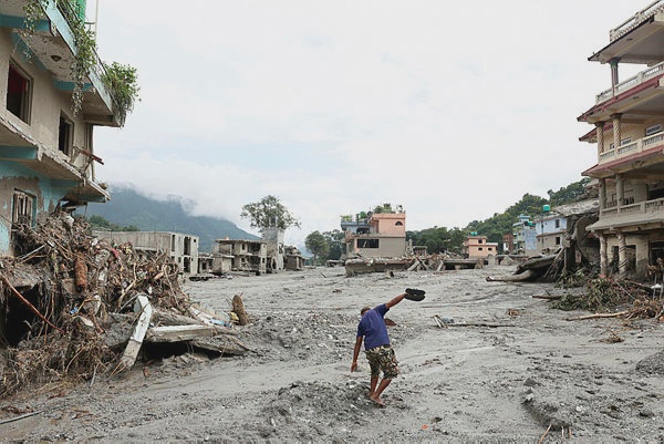 Image from: Nepal floods: Over 3,000 recorded missing, 633 dead