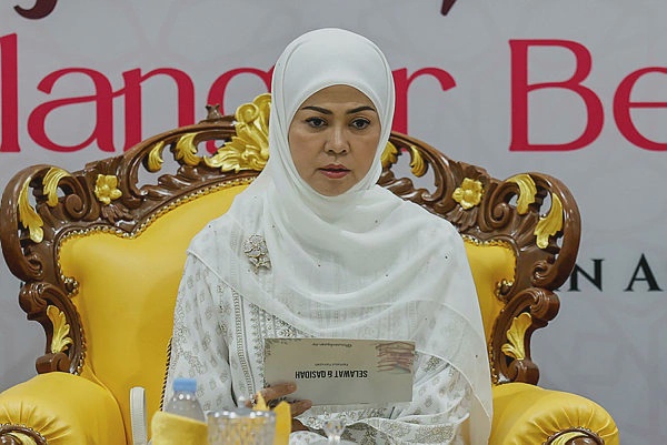Image from: Tengku Permaisuri Selangor berkenan sertai 10,000 wanita Selangor berselawat