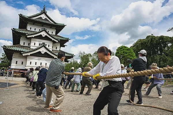 Image from: With ropes and chants, thousands move Japanese castle