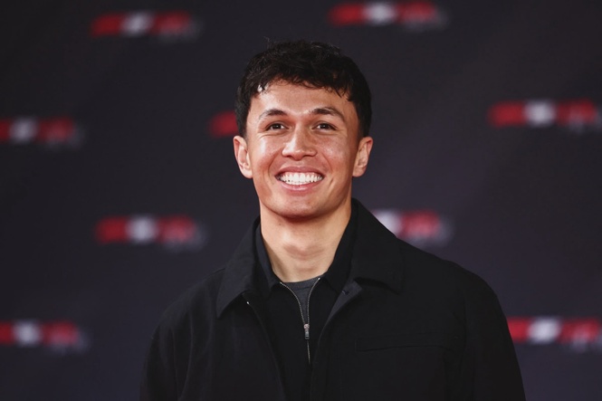 Image from: Alex Albon extends Williams F1 contract through 2027 season