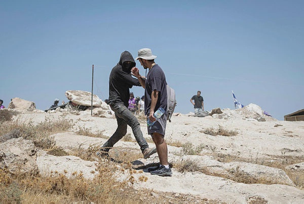 Image from: Israeli settlers attack AFP journalists reporting in West Bank