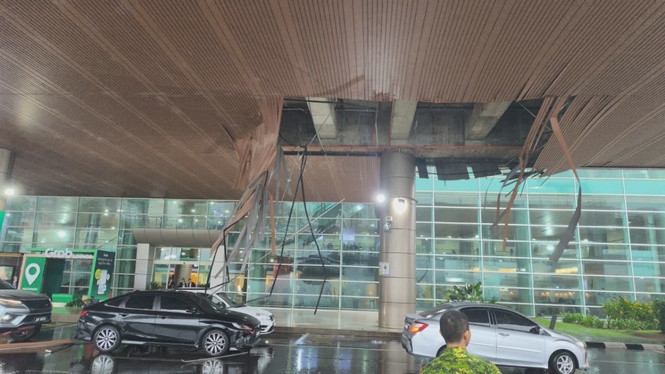 Image from: Strong winds, heavy rain damage Kuching airport roof