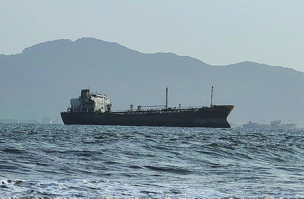 Image from: Kapal kargo India karam selepas diserang berhampiran Yaman