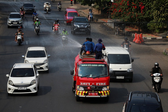 Image from: Anak Krakatau eruptions strand Malaysian bikers as Indonesia flight chaos hits 270,000