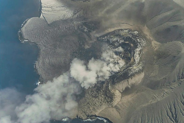 Image from: Jakarta airport extends closure after volcano eruption