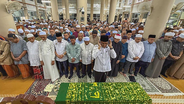 Image from: Dr Dzulkefly leads 1,000 congregants in funeral prayers for Dr Ainul Baraah