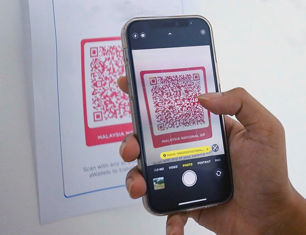 Image from: Kuantan rider charged over fake QR code payment scam