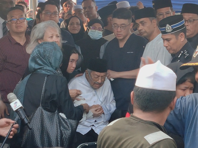 Image from: Mahathir-Siti Hasmah lifelong bond: From first ‘I love you’ to 70 years together