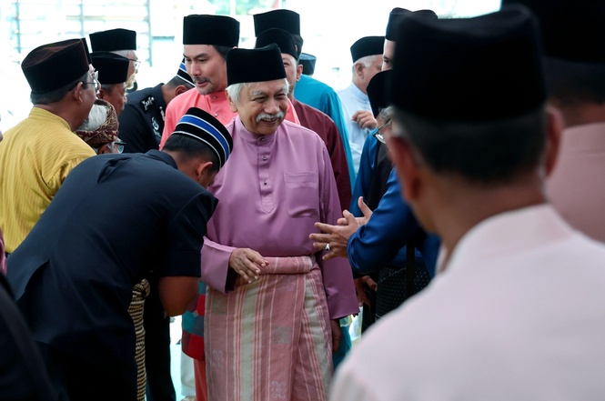 Image from: Tuanku Muhriz receives memorandum of loyalty and support