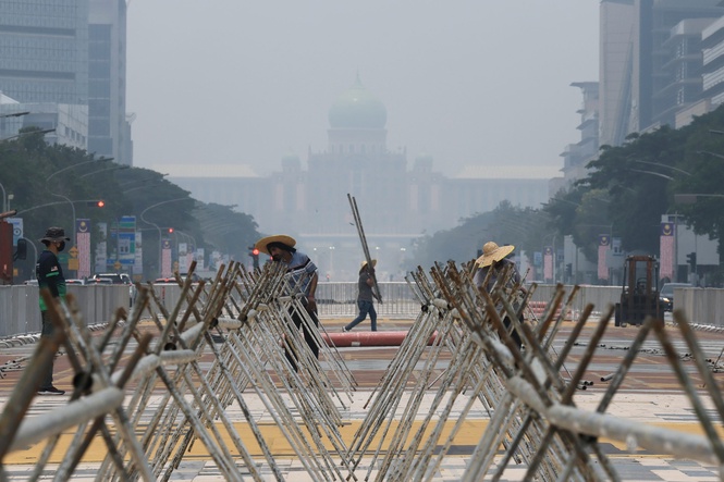 Image from: King, Queen urge Malaysians to wear face masks amid haze