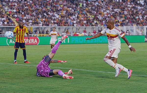 Image from: Roma thrash Lecce 4-0 to go top of Serie A on Malen brace