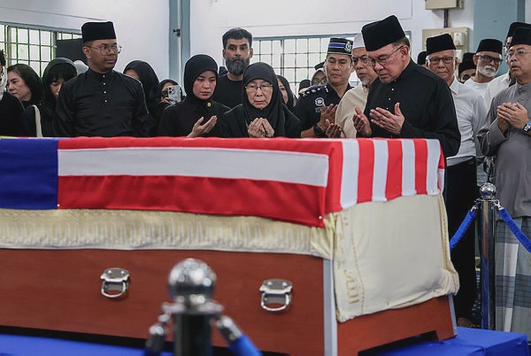 Image from: Tun Dr Siti Hasmah a loving maternal figure – PM Anwar