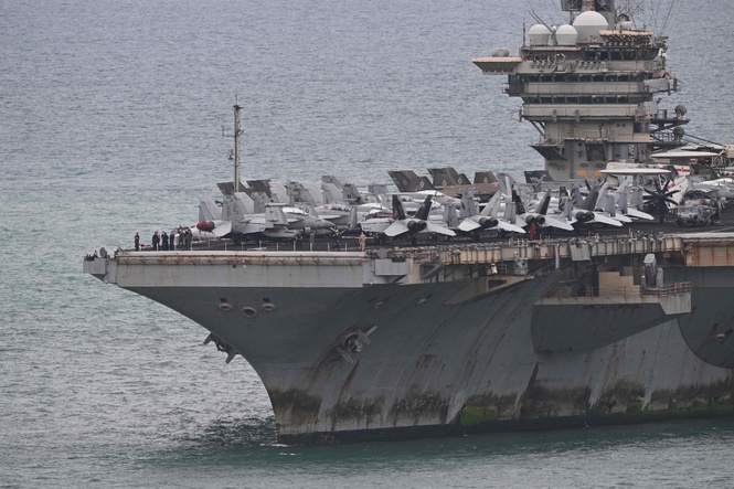 Image from: USS Abraham Lincoln docks near Pattaya for rest after 286 days at sea