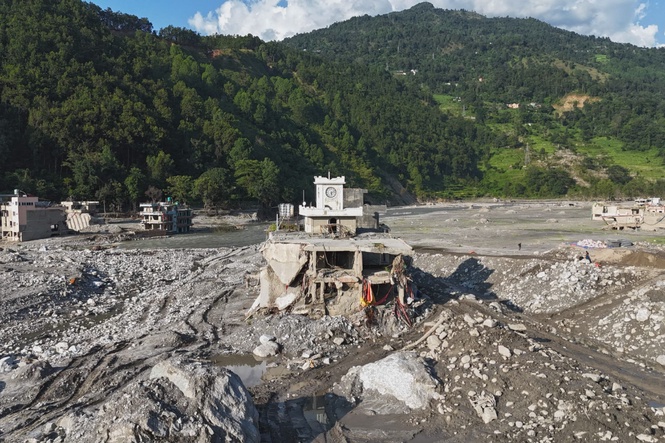 Image from: Nepal avalanche search suspended with 12 workers still missing