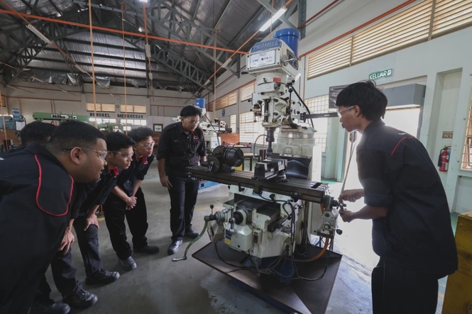 Image from: PolyCC grads must secure jobs matching skills, fair pay, says Zambry