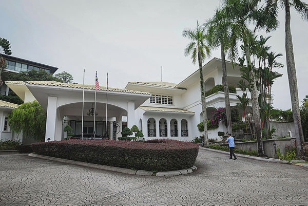Image from: Two Prisons Dept vehicles seen at Najib’s Langgak Duta home