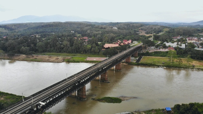 Image from: Three-year-old boy dies after falling from Victoria Bridge