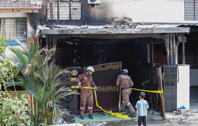 Image from: Brother unable to pull mother to safety as grilles block escape in deadly Tambun fire