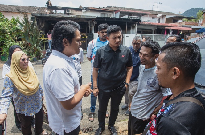 Image from: Perdana Menteri salur bantuan awal RM5,000 kepada mangsa kebakaran di Tambun