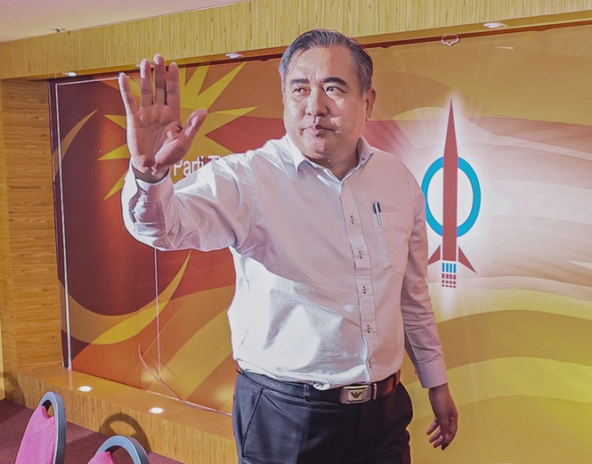 Image from: Anthony Loke should stay in Cabinet: Academic
