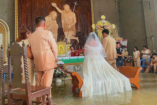 Image from: Philippine couple married in hip-deep floodwaters