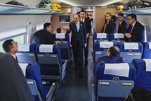 Image from: PM Anwar takes Shanghai-Hangzhou HSR, experiences China’s modern public transport system