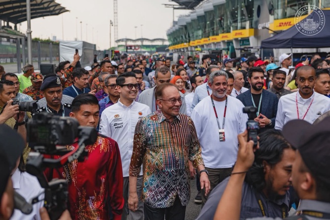 Image from: Anwar visits Sepang ahead of F1 Bahrain Grand Prix