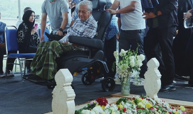 Image from: Dr Mahathir visits Siti Hasmah’s grave, breaks down in tears