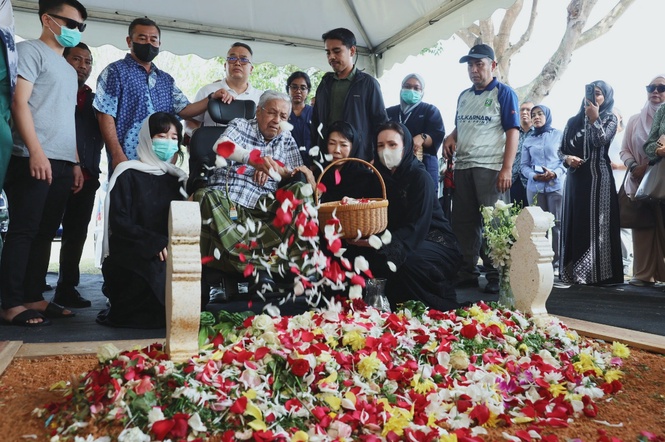 Image from: ‘Let him grieve’: Netizens upset over cameras surrounding Dr Mahathir