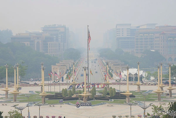 Image from: Haze: Schools in four states, KL, Putrajaya and Rompin closed today – Fadhlina