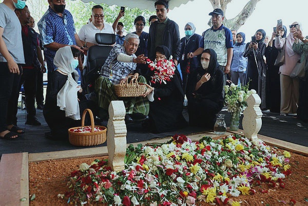 Image from: Tun M sebak ziarah pusara Siti Hasmah di Pusara Negara