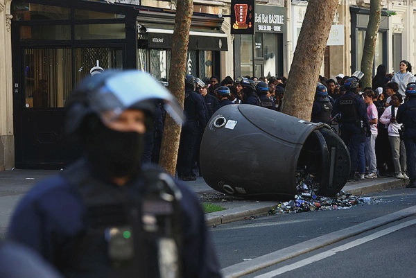 Image from: Teenager loses hand picking up grenade in France school protests
