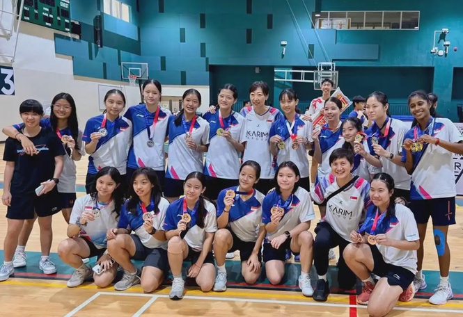 Joanne Quay with several young Singapore players.
