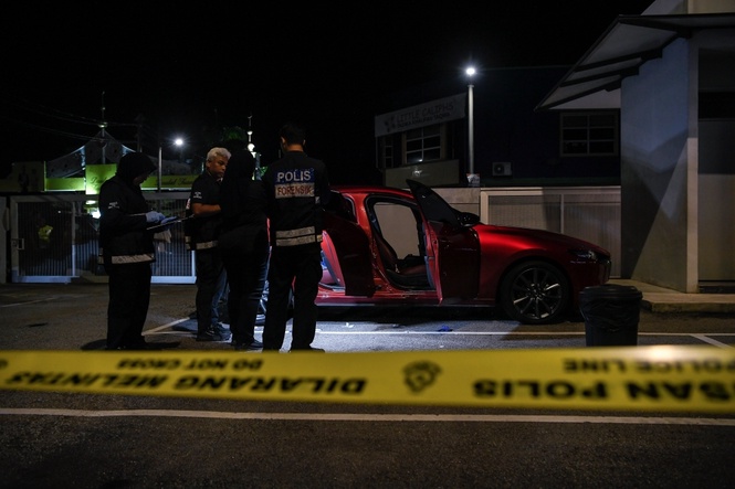 woman got stabbed in neck inside car