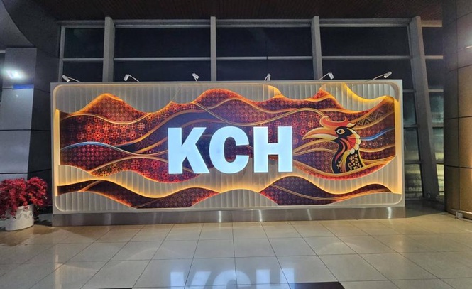 Image from: Latar hiasan Lapangan Terbang Kuching papar seni kontemporari Sarawak bukan sekadar pua kumbu