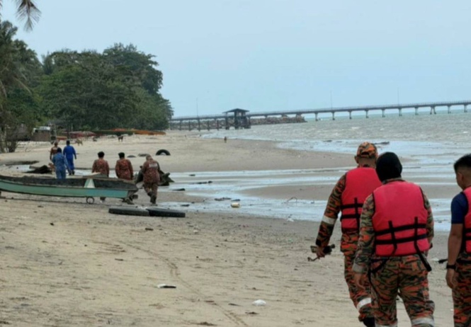Croc attacks girl at beach