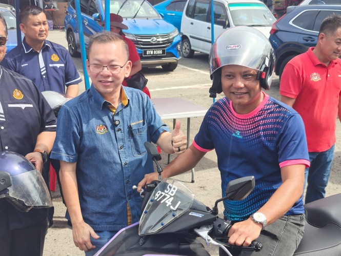 100 helmets distributed in KK road safety programme