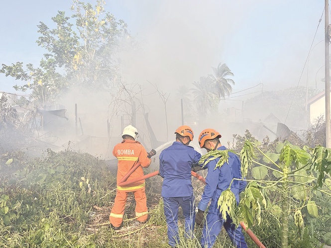 Stor simpanan barang musnah terbakar