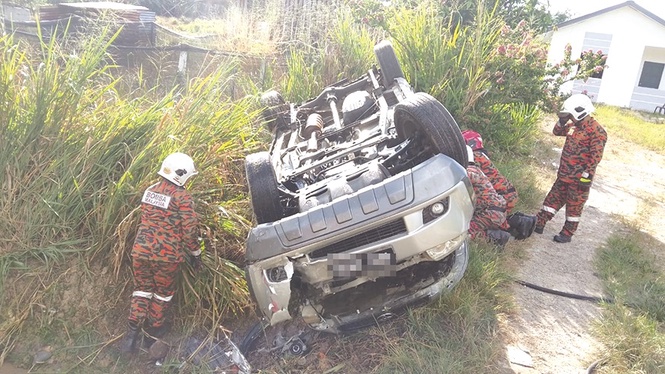 Empat hadapi detik cemas kereta terbabas, terbakar
