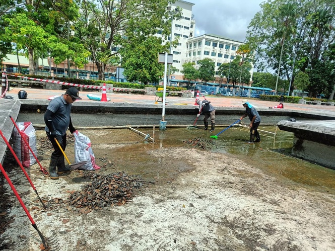 DBKK bersihkan parit di Tugu Pahlawan, gesa selenggara longkang Taman Selesa