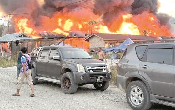 Lelaki melecur dalam kebakaran deretan kedai