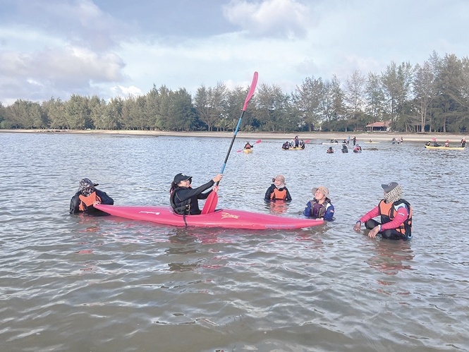 30 attend basic kayak course