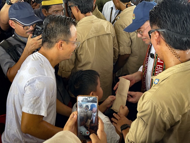 Child hands over letter to Prime Minister