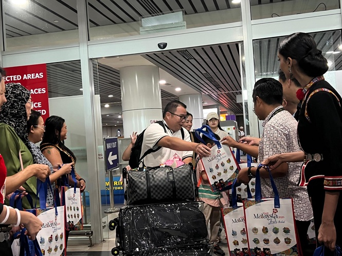 Nearly 1,000 tourists welcomed at KKIA for Kaamatan