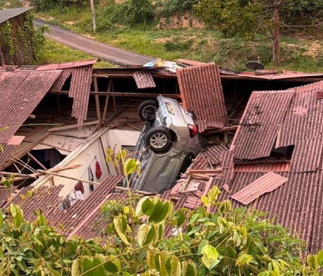 4WD lands on house after dramatic roadside skid
