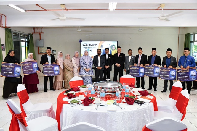 35 Ai smartboards for six islamic secondary schools