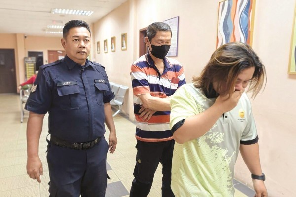 Dua pekerja lombong emas didakwa menceroboh