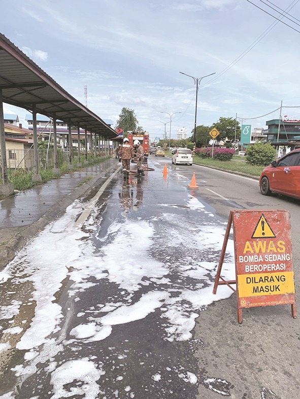 Penunggang cedera motosikal tergelincir akibat tumpahan minyak