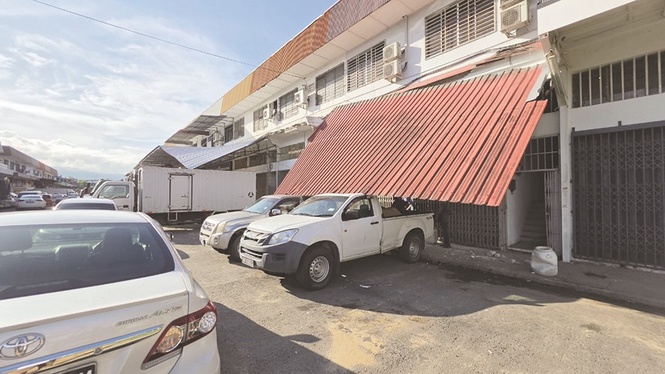 Shop ledge collapses onto cars